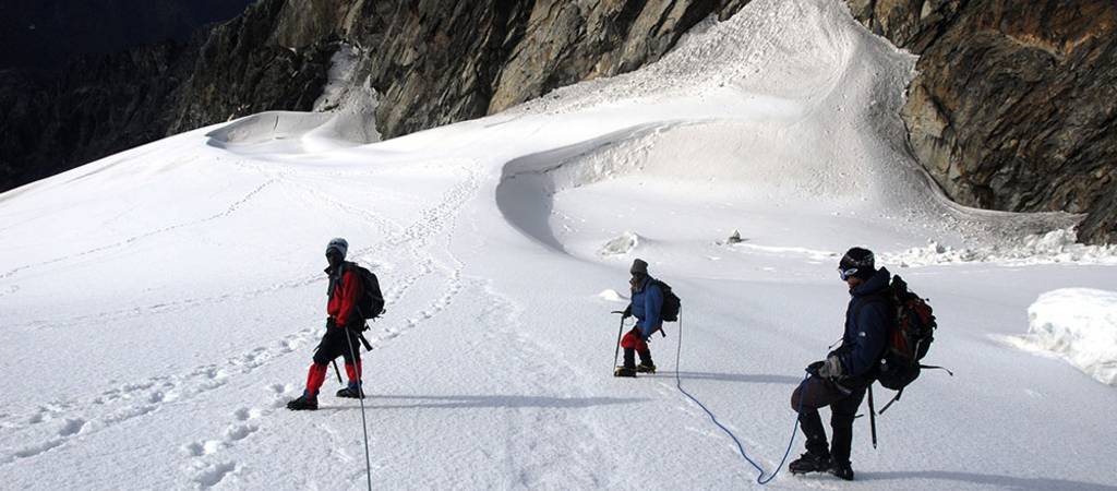 Mt-Rwenzori-snow-climbers